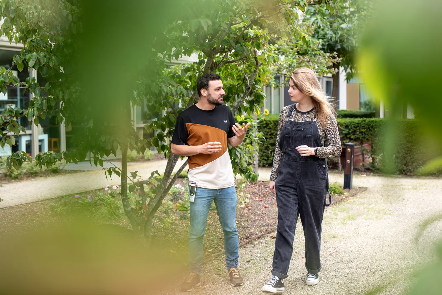 Sociotherapeuten in overleg met elkaar
