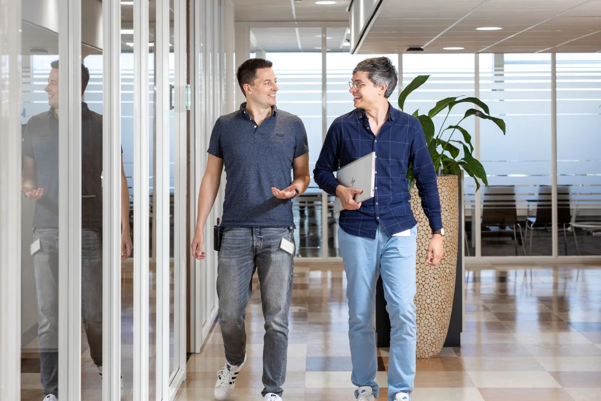 Psychiaters in gesprek lopen in gang