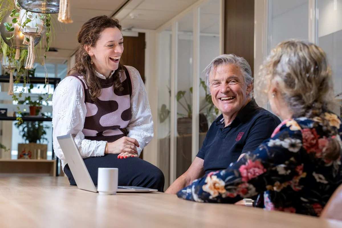 Psychiaters die lachen zijn met elkaar in overleg